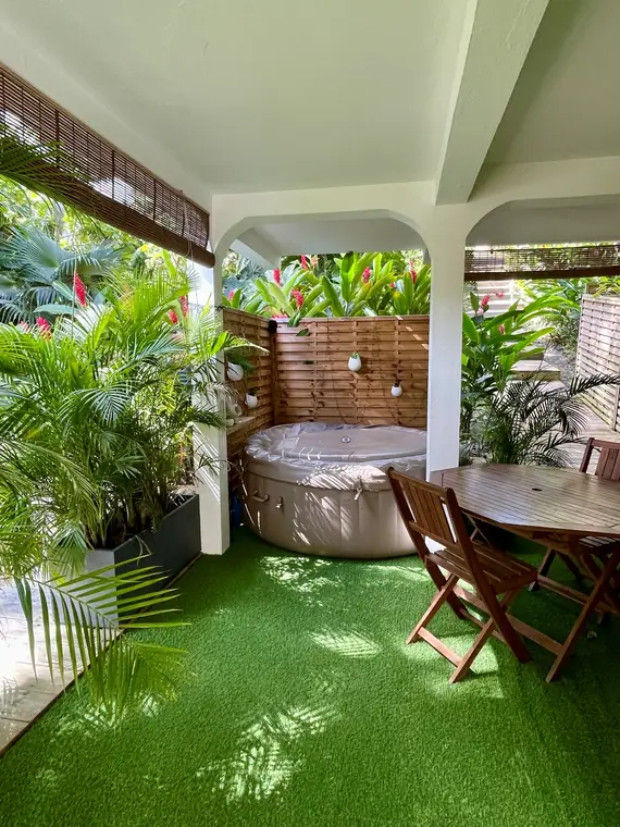 Ti Bambou — Le jacuzzi privatif, à l'ombre de la terrasse