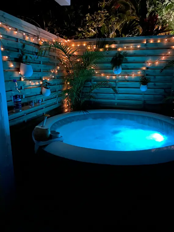 Ti Bambou — Le jacuzzi à la nuit tombée