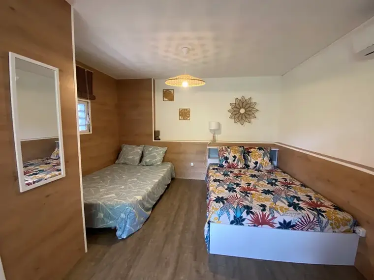 Ti Family — Un lit double et un lit d'appoint dans la même pièce
