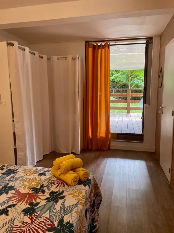 Ti Family — La chambre ouverte sur la terrasse