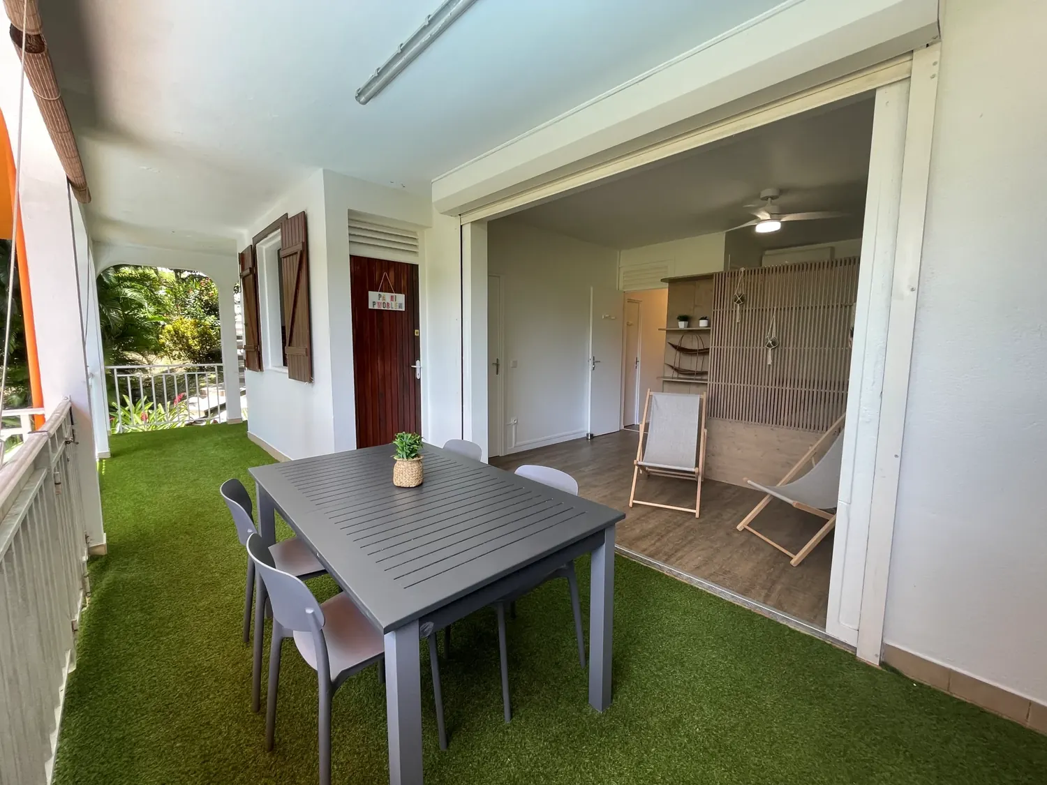Ti Lodge — Le séjour ouvert sur la terrasse