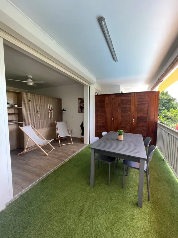 Ti Lodge — La terrasse privative et ses transats