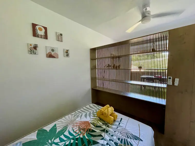 Ti Lodge — La première chambre, parure tropicale